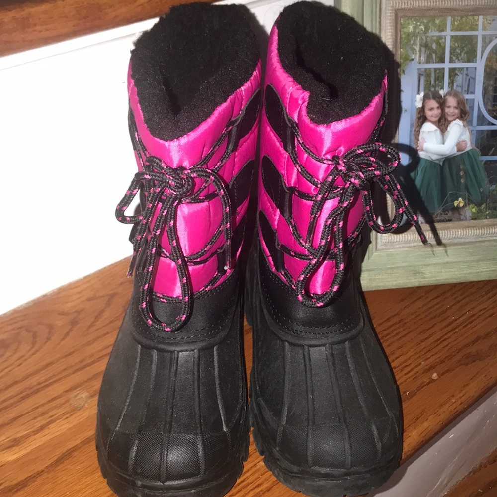 Like New! Girls pink/black snow boots - size 11